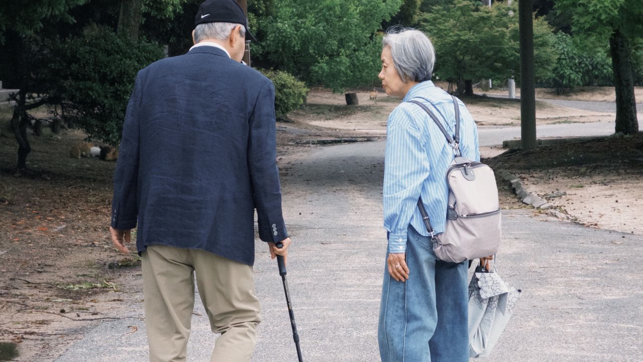 散歩する高齢のご夫婦